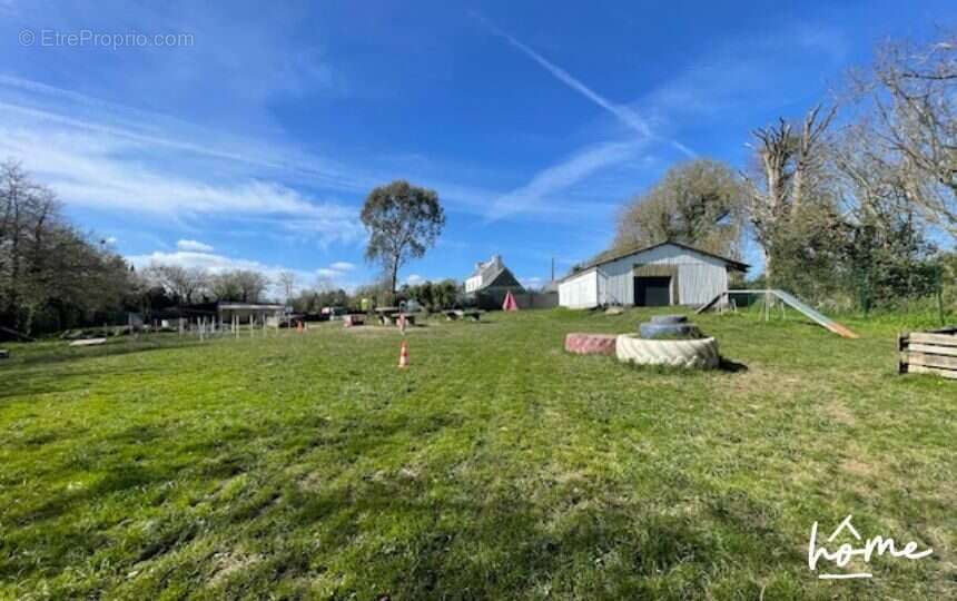 Commerce à LA MARTYRE