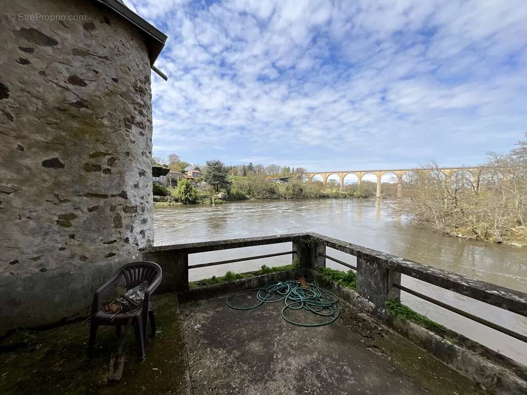 Bien rare et unique: Château à rénover situé sur une île - photo 12