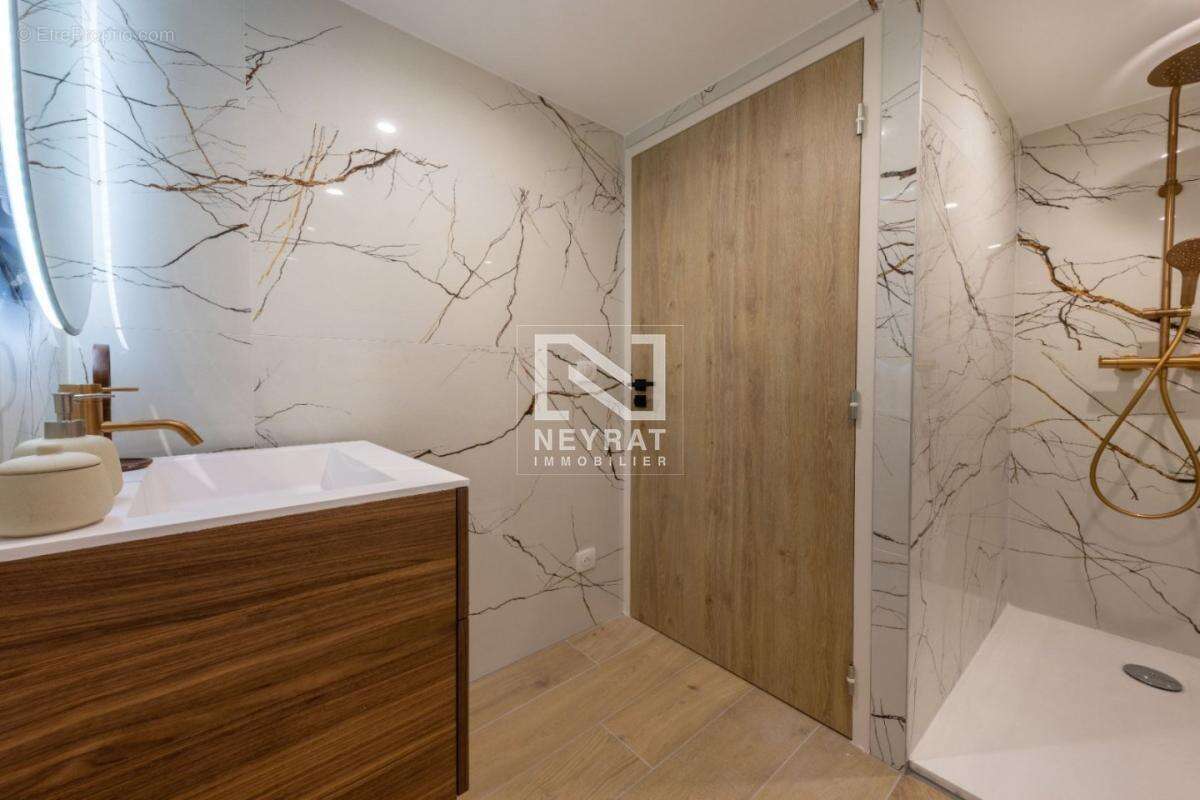 Magnifique t3 en duplex refait a neuf - pieds dans l'eau - photo 8