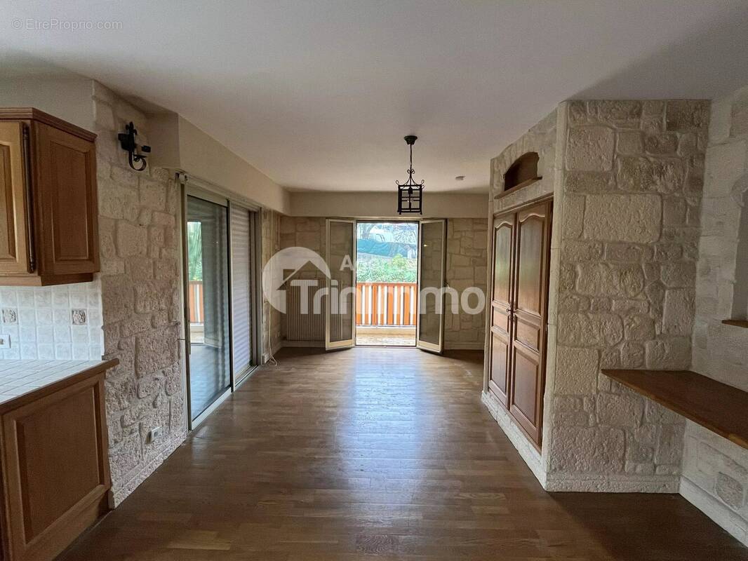 Appartement à SAINT-LAURENT-DU-VAR