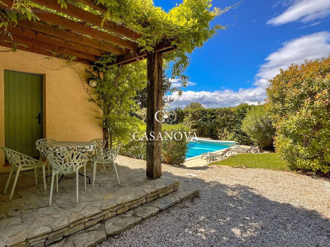 Maison de charme avec piscine, jardin luxuriant et grand garage dans un quartier résidentiel paisible aux portes de Montpellier - photo 12