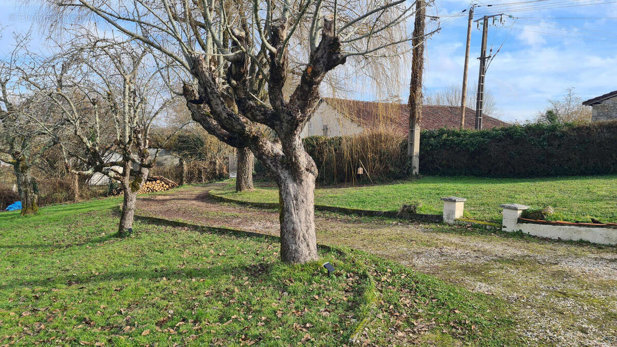 House for sale - Maison a vendre 16210 CHALAIS - Maison à CHALAIS