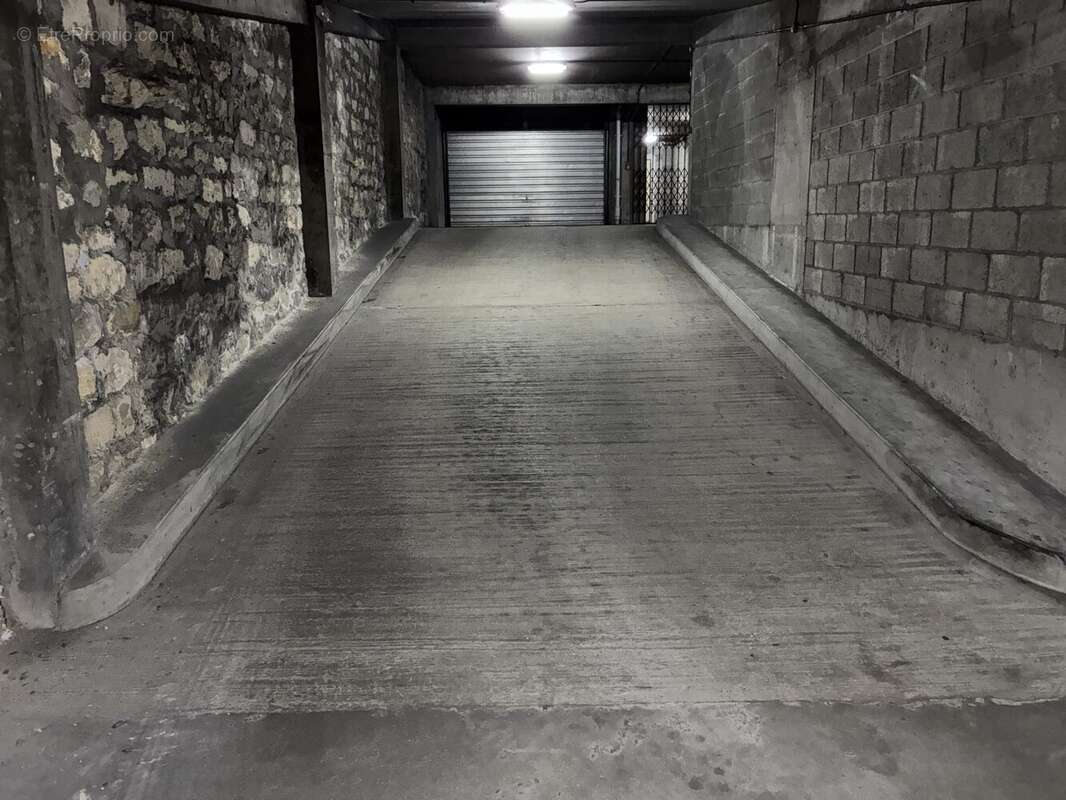 Parking à PARIS-17E