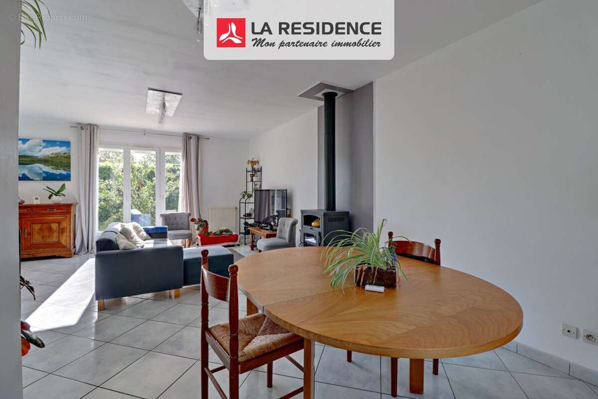 Maison à MAURECOURT