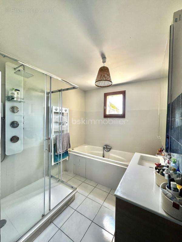 Maison à SAINT-LAURENT-DES-ARBRES