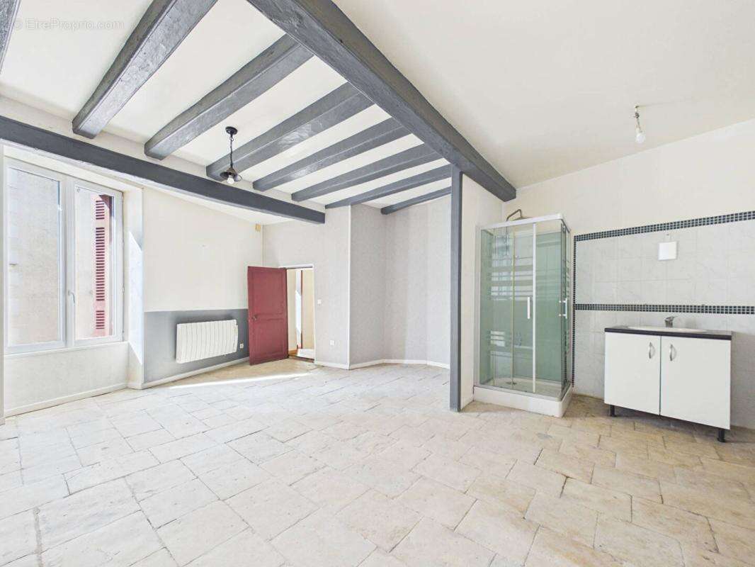 Maison de 165 m 2  à Mirebeau , 4 chambres, cour, garage, caves - photo 10