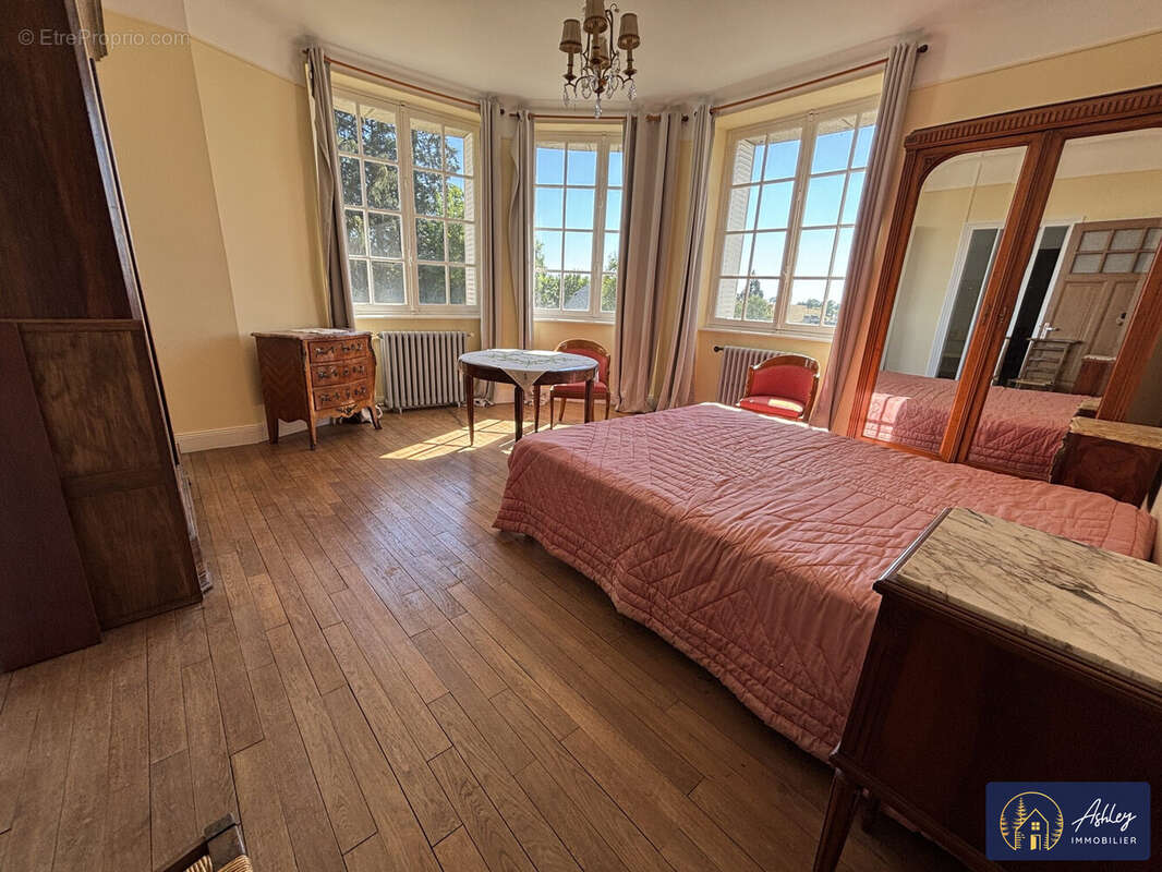 Maison 9 pièces à TRIZAC (Cantal)