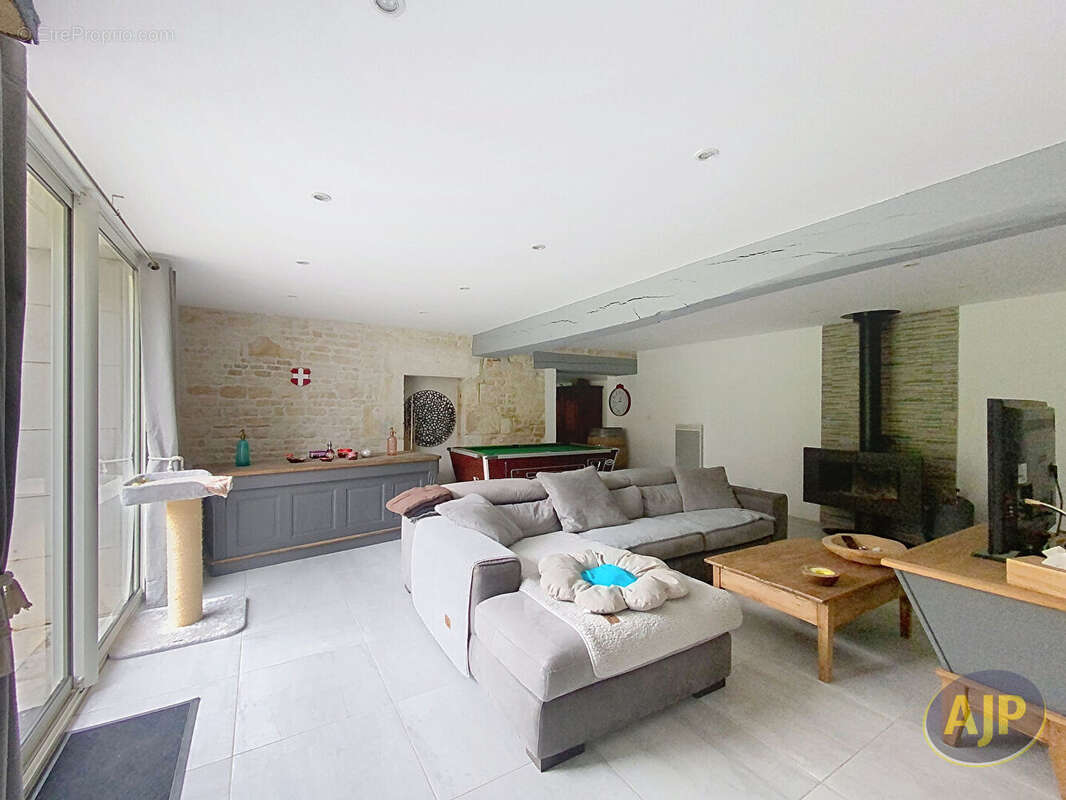 Maison à LES MAGNILS-REIGNIERS