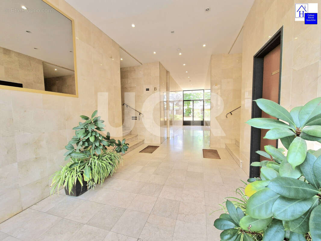 Hall - Appartement à SAINT-MAUR-DES-FOSSES