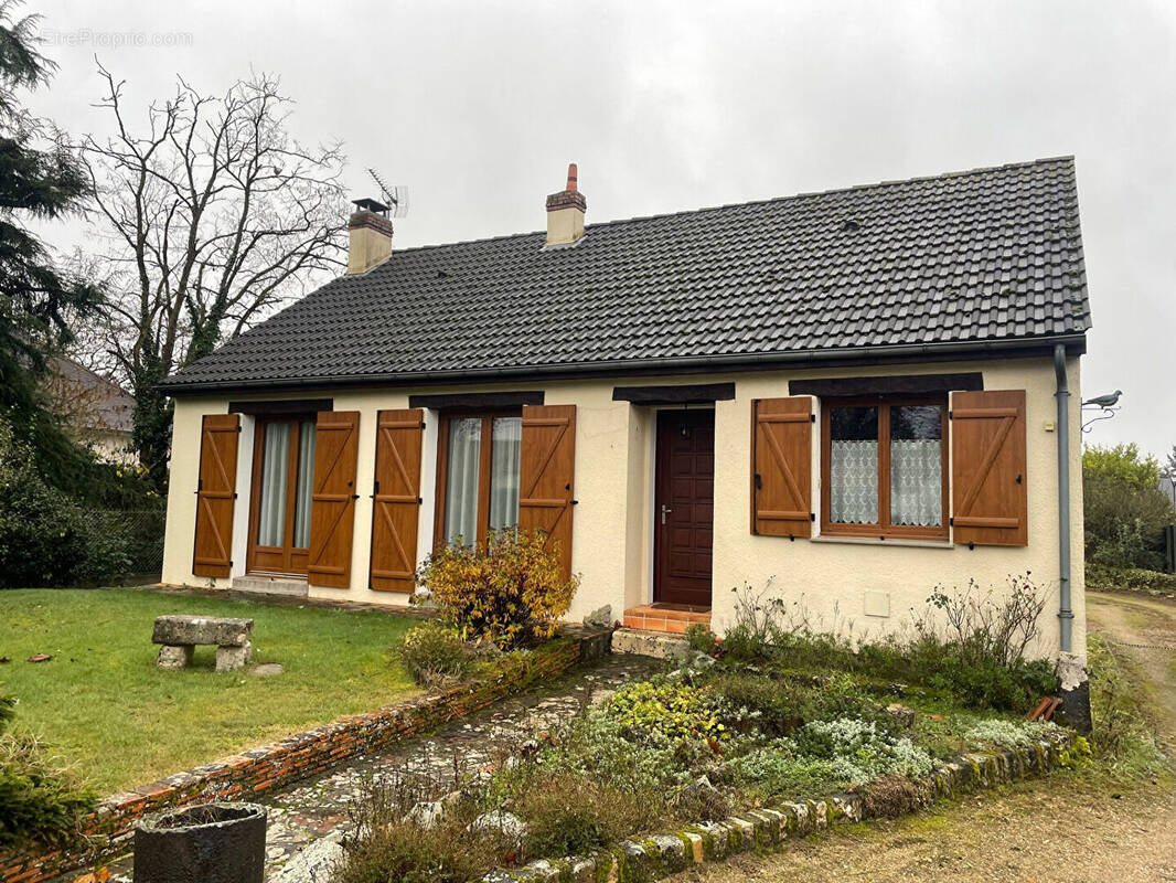 Maison à SAINT-DENIS-DE-L&#039;HOTEL