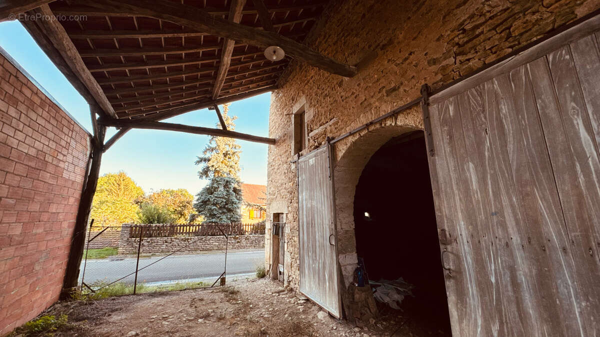 Ancien corps de ferme à renover avec dépendances et jardin de 447 m2 au prix de 58 000 € F.A.I. secteur THORY - photo 4