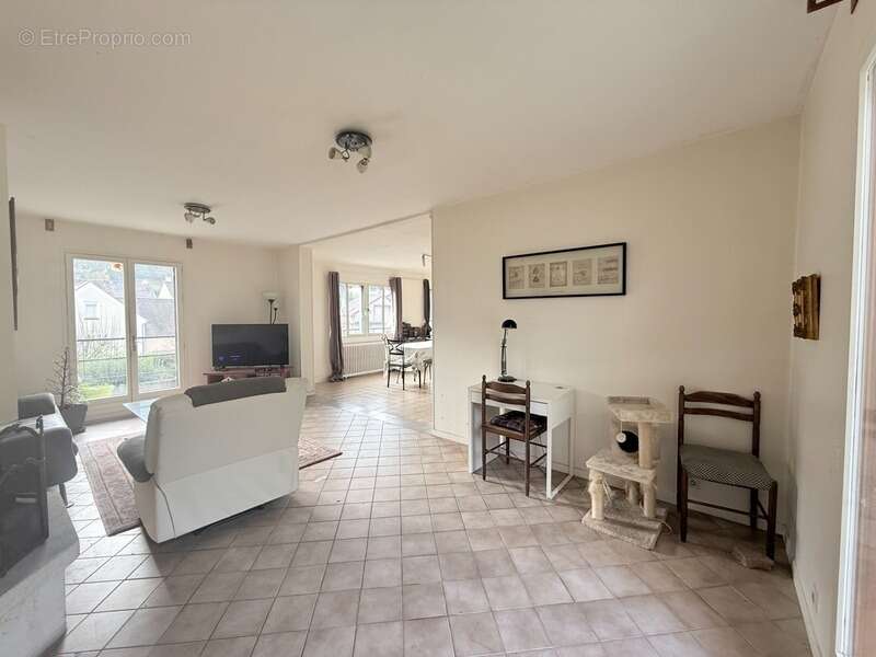 Maison à JOUY-LE-MOUTIER