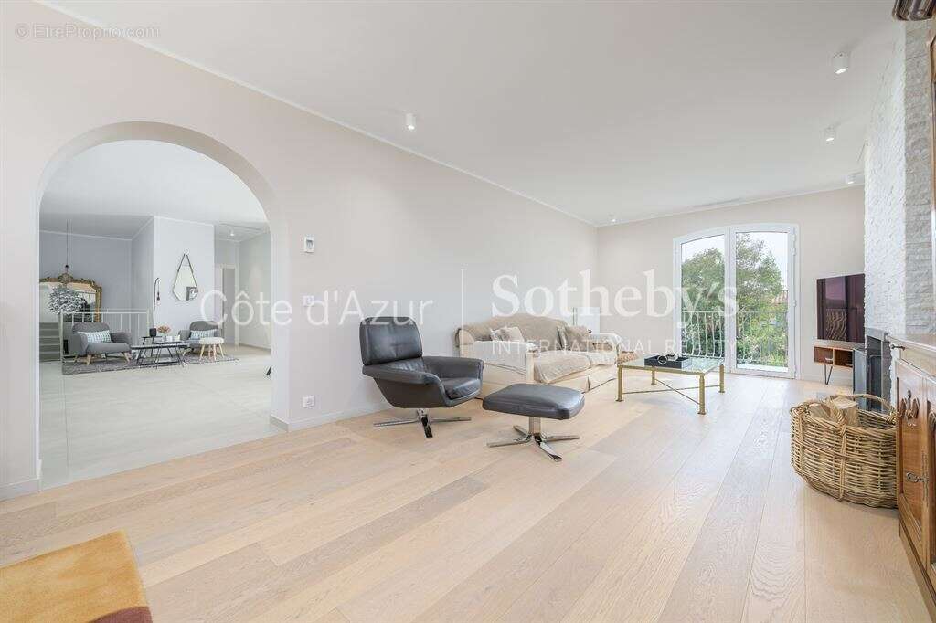 Villa d’exception avec vue mer, entièrement rénovée à La Roquette-sur-Siagne - photo 16