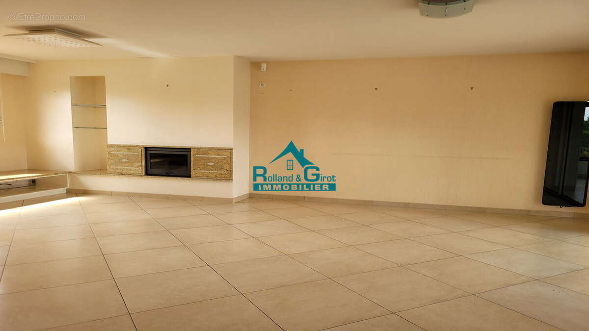 Maison familiale 140 m² habitables sur près de 600 m² de terrain avec sous-sol et grand garage - photo 3