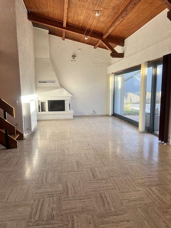 Commerce à LA FOUILLOUSE