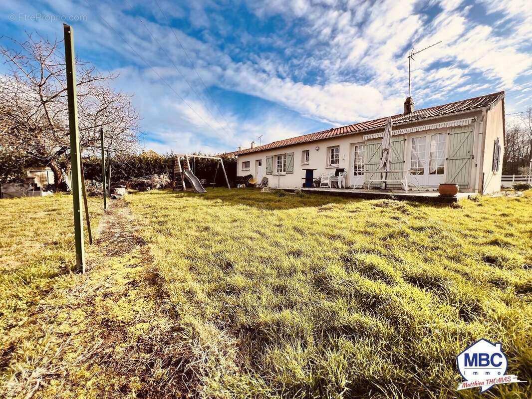 Maison à SAINT-PIERRE-MONTLIMART