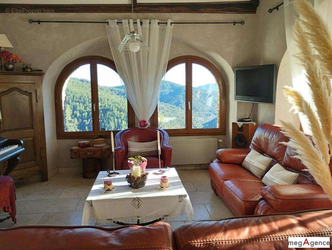 Maison à LE COLLET-DE-DEZE