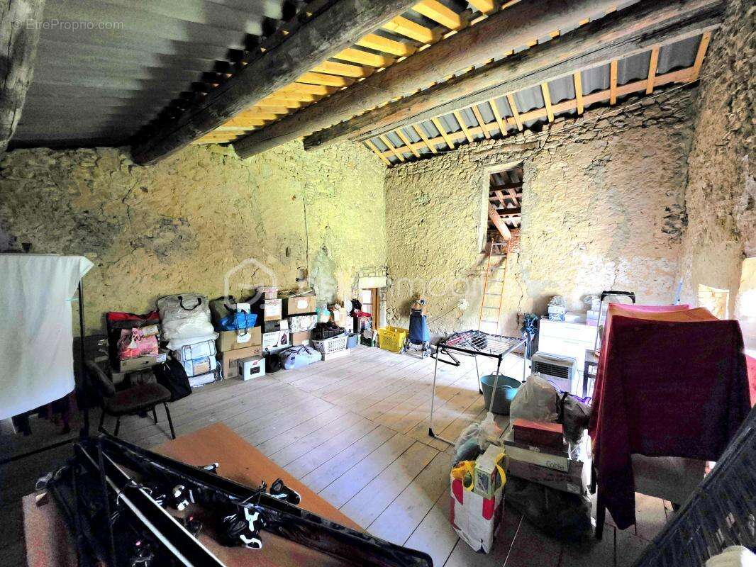 Maison à SAINT-JULIEN-DE-PEYROLAS