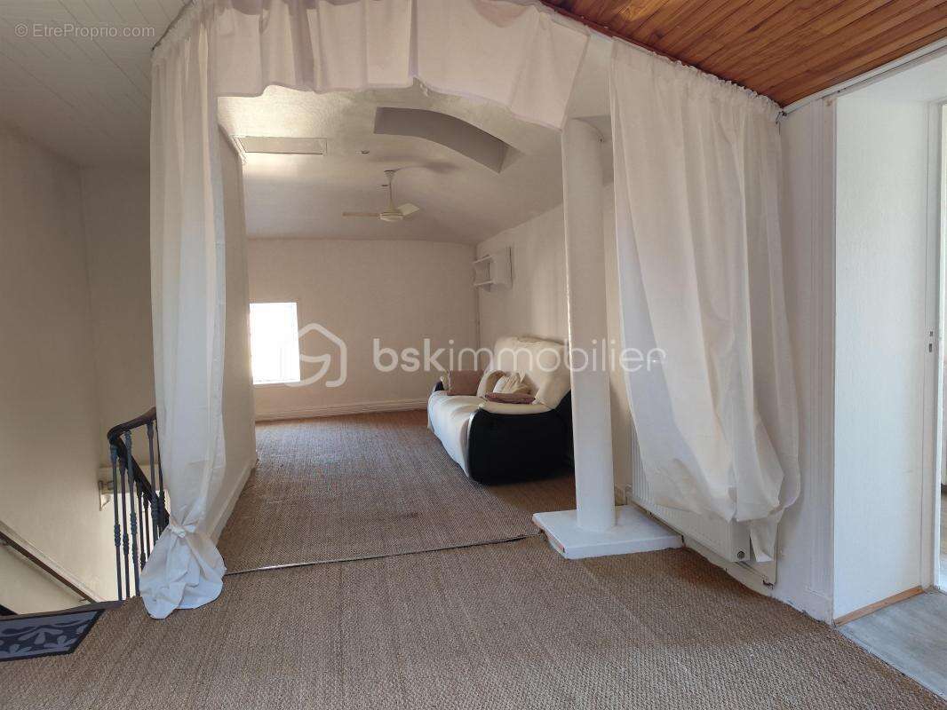 Maison à SAINT-CHRISTOLY-DE-BLAYE