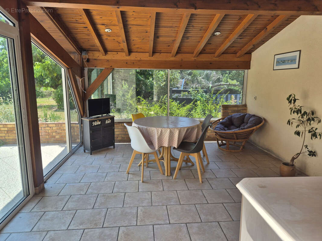 Maison en pierre de 209 m2 avec piscine et dépendances sur un terrain clos de 7075 m2 - photo 3
