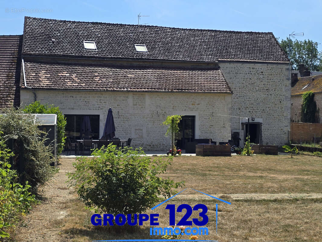 Vallan (89) - Maison de caractère entièrement rénovée - Plus de 200 m2 habitables - 4 chambres - Grand jardin - photo 11