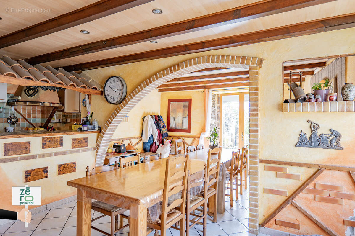 Maison de charme en pierre à vendre à Saint-Étienne-du-Bois, proche Legé   174 m2 habitables - photo 4