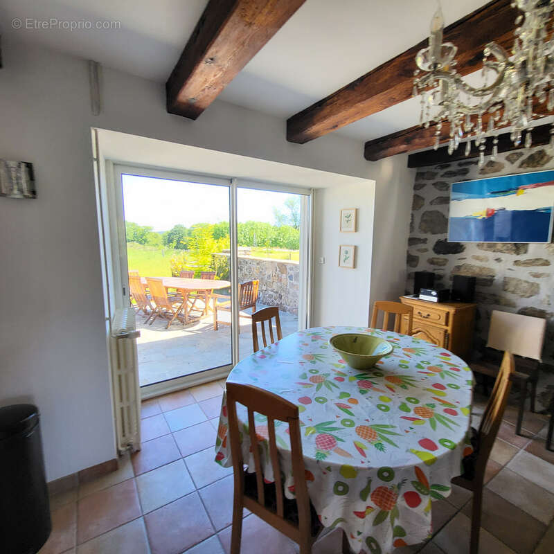Maison en pierres mitoyenne d'un côté. - photo 6