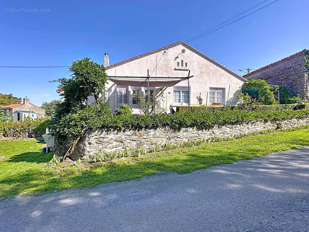 Maison à CHAVAGNES-LES-REDOUX