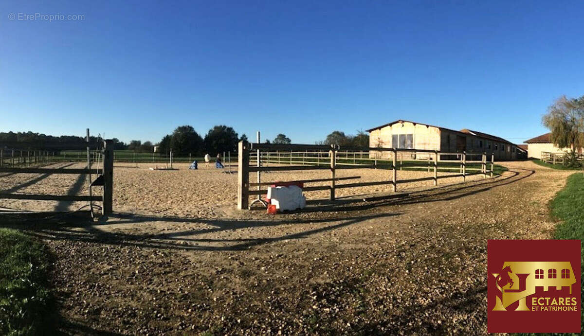 Maison à SAINT-TRIVIER-DE-COURTES