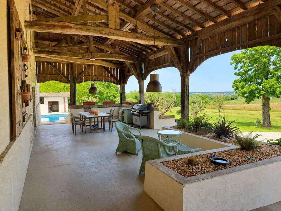 Ancienne grange rénovée avec gîte, grande piscine et vue panoramique - photo 3