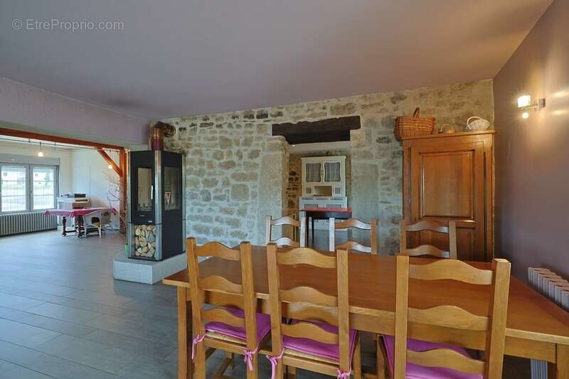 Maison à SAINT-HYMETIERE