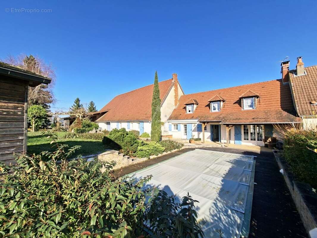 Rare sur le marché, cette belle longère de caractère de 168 m2 habitables, implatntée sur un beau terrain de 1126 m2 avec piscin - photo 18