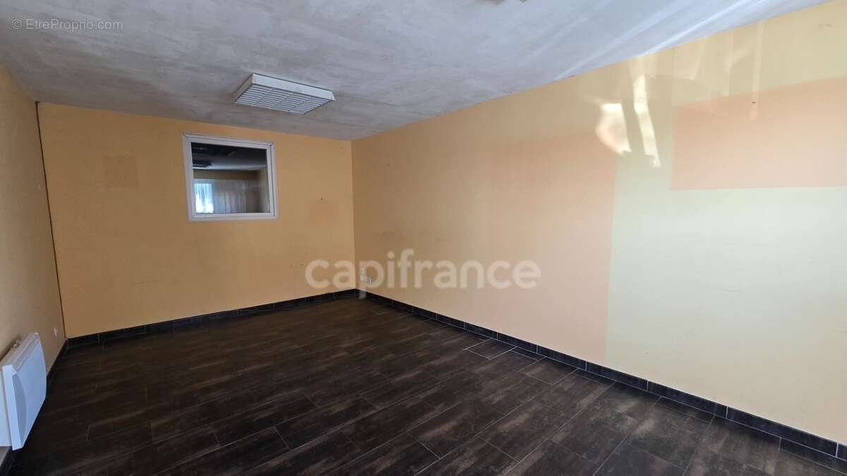 Local/bureau à vendre SOUBISE (17) 1600m² de surface développée - photo 2