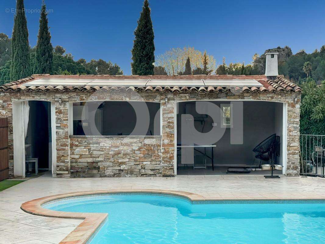 Maison à LE REVEST-LES-EAUX