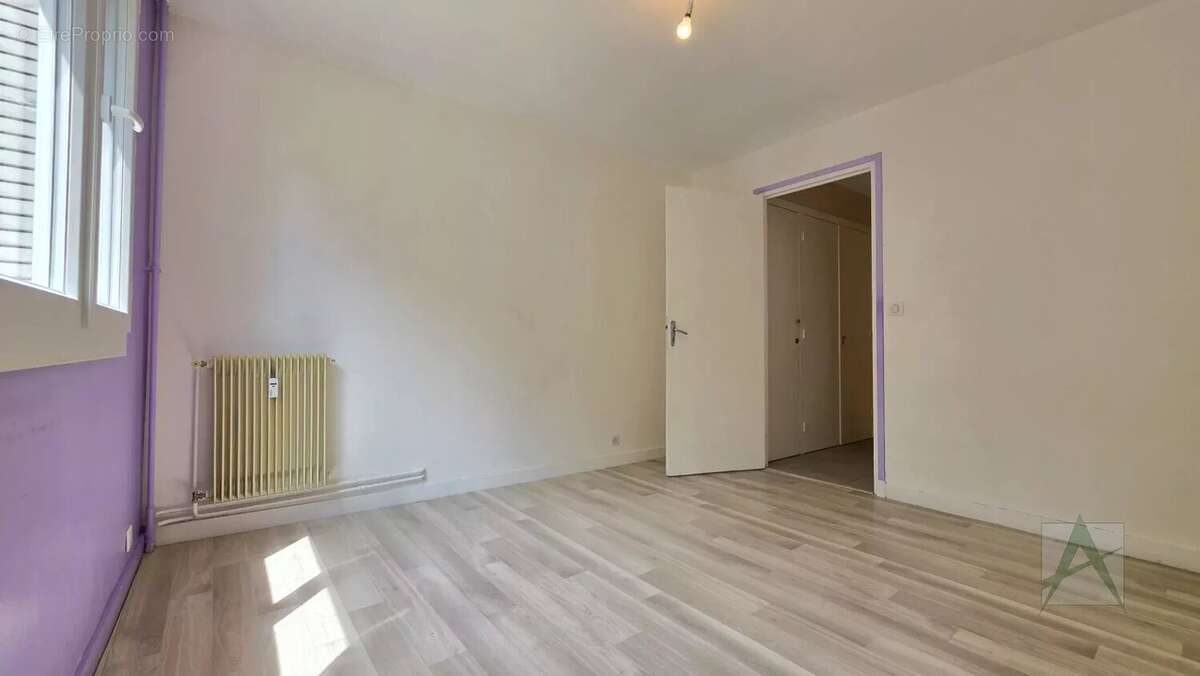 CHAMBERY - T4 2ème étage centre ville - photo 10