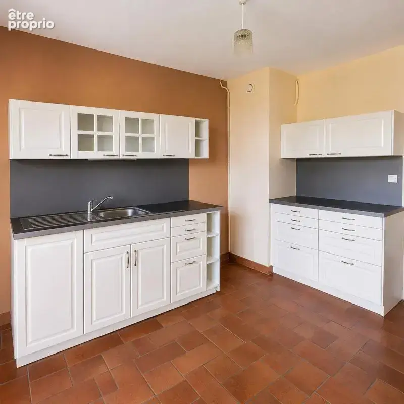 Saint-Cyr-sur-Loire – Bel appartement T3 lumineux avec ascensceur, garage, cave et balcon - photo 6