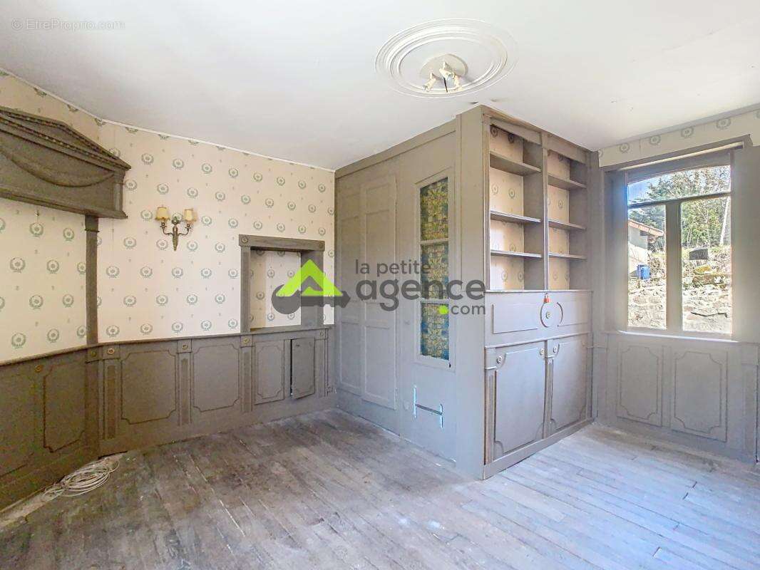 Maison à SAINT-MEDARD-LA-ROCHETTE