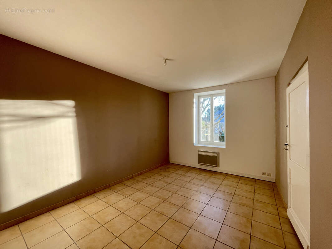 Maison à SAINT-GERMAIN-D&#039;ESTEUIL