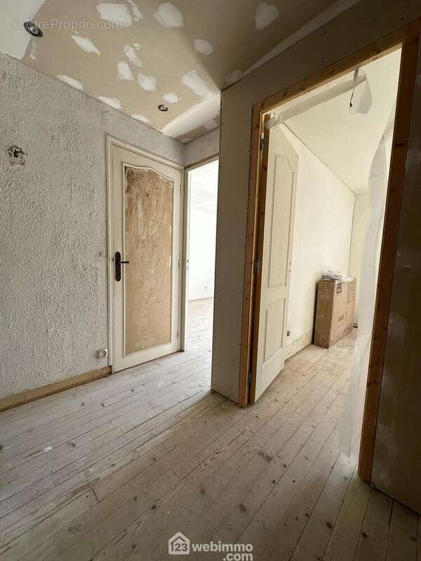 A l'étage, le palier mène à ...