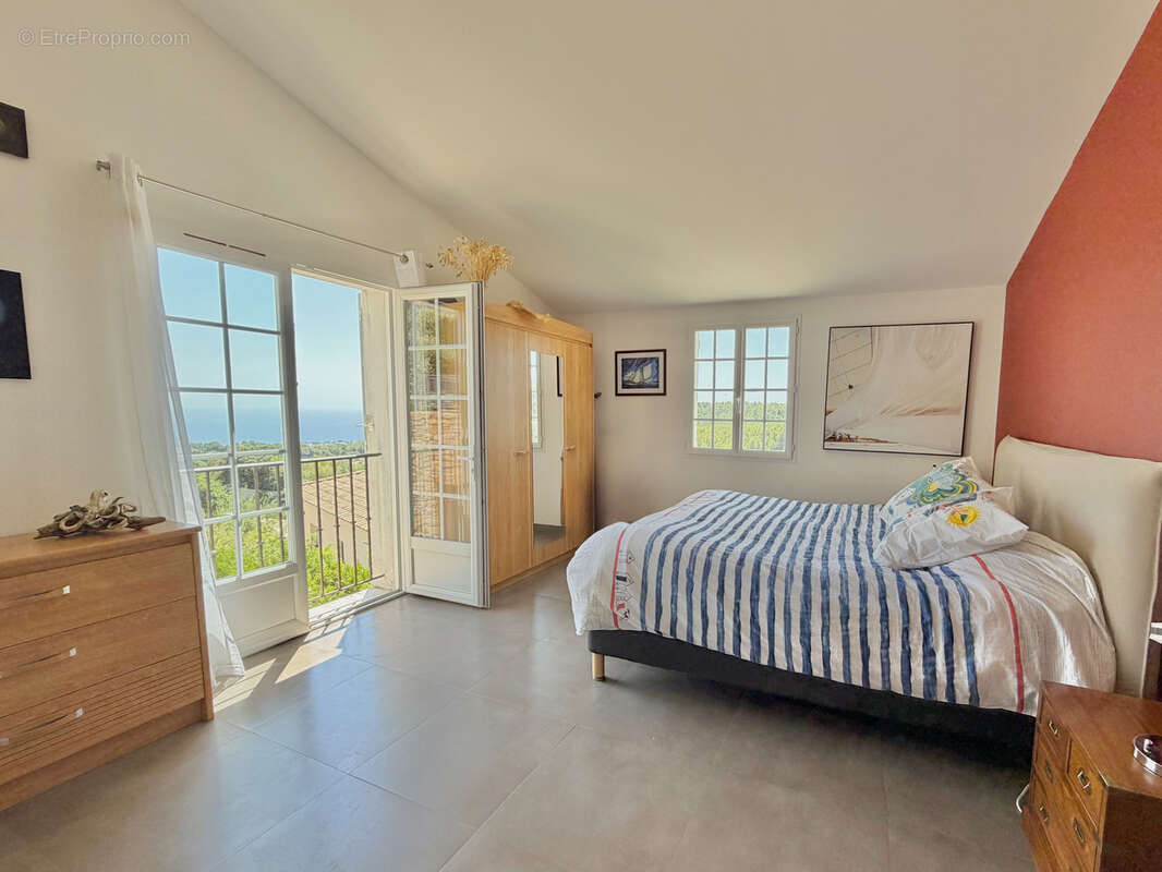 Bandol - Propriété avec vue mer panoramique, piscine à débordement et ascenseur intérieur - photo 9