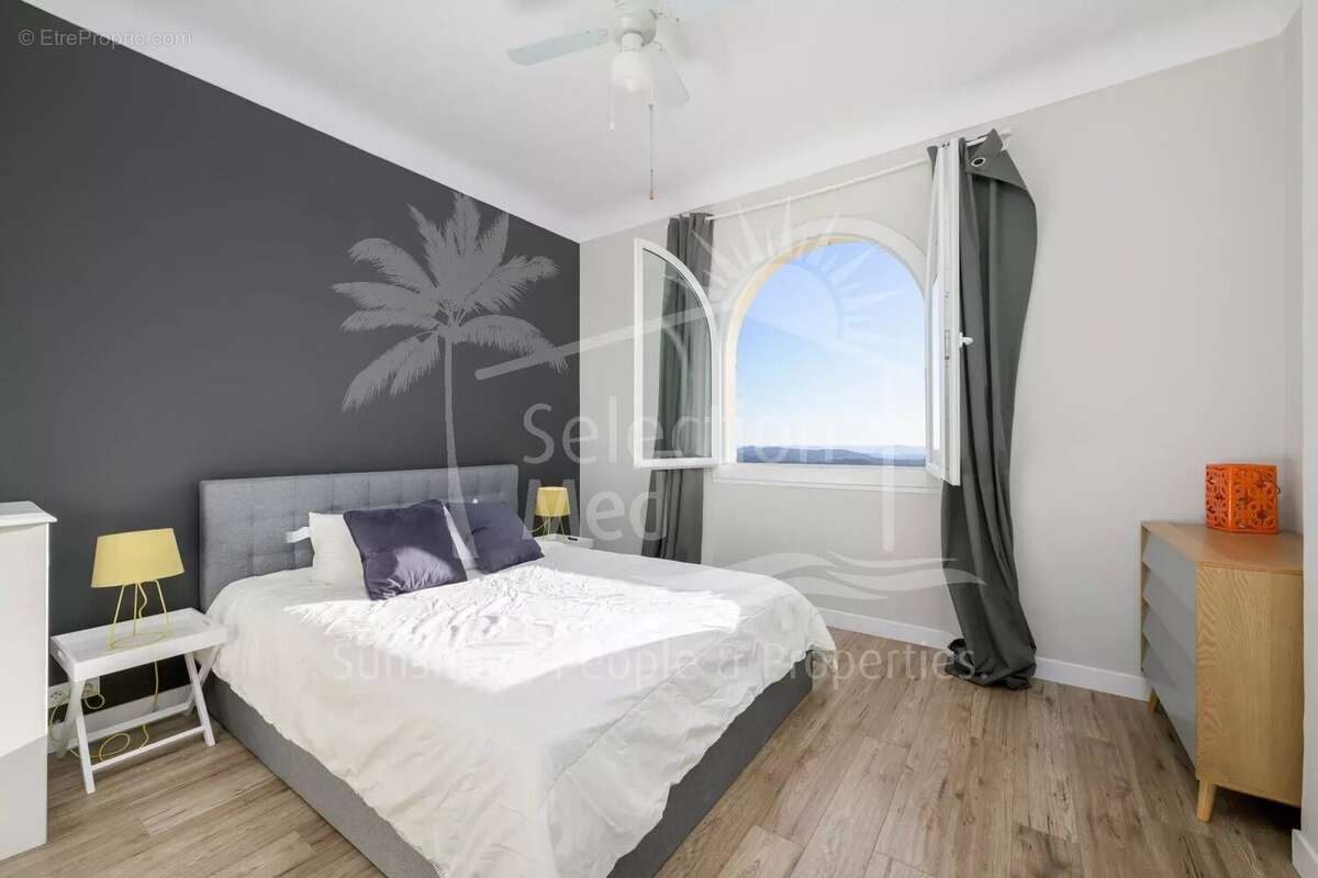 Maison à CHATEAUNEUF-GRASSE