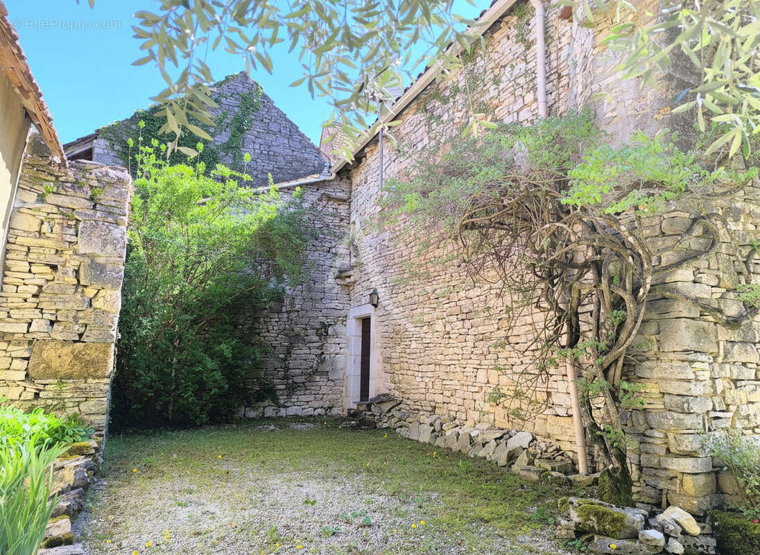 Maison en pierre 122m² + grange aménageable, à 5 min des commerces - photo 11