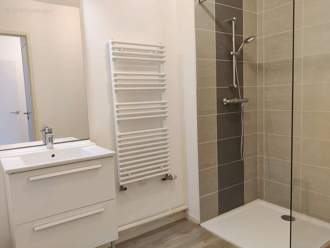 Salle d'eau - Appartement à CHARTRES-DE-BRETAGNE