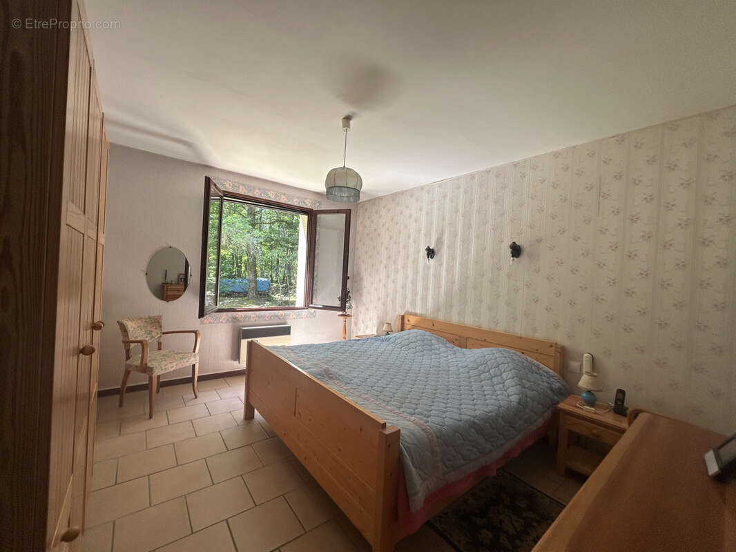 Propriété boisée, close, sans voisins proches : maison avec tourelle, garage - photo 10