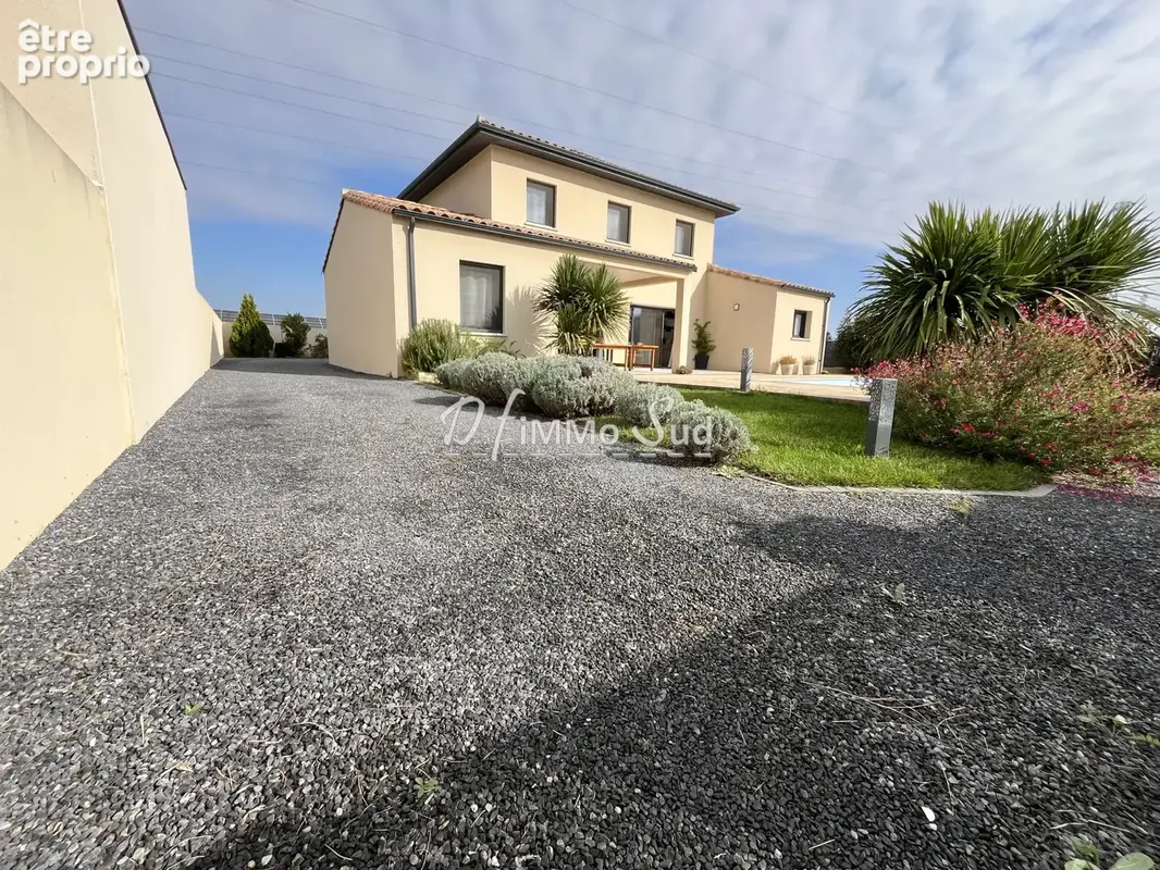 Villa T6 - 4 faces avec piscine, garage, carport, terrain de pétanque et panneaux solaires - photo 2