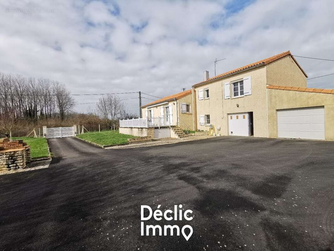 Maison à FRONTENAY-ROHAN-ROHAN