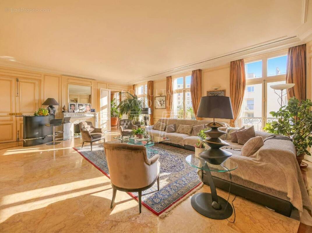 Appartement à PARIS-16E