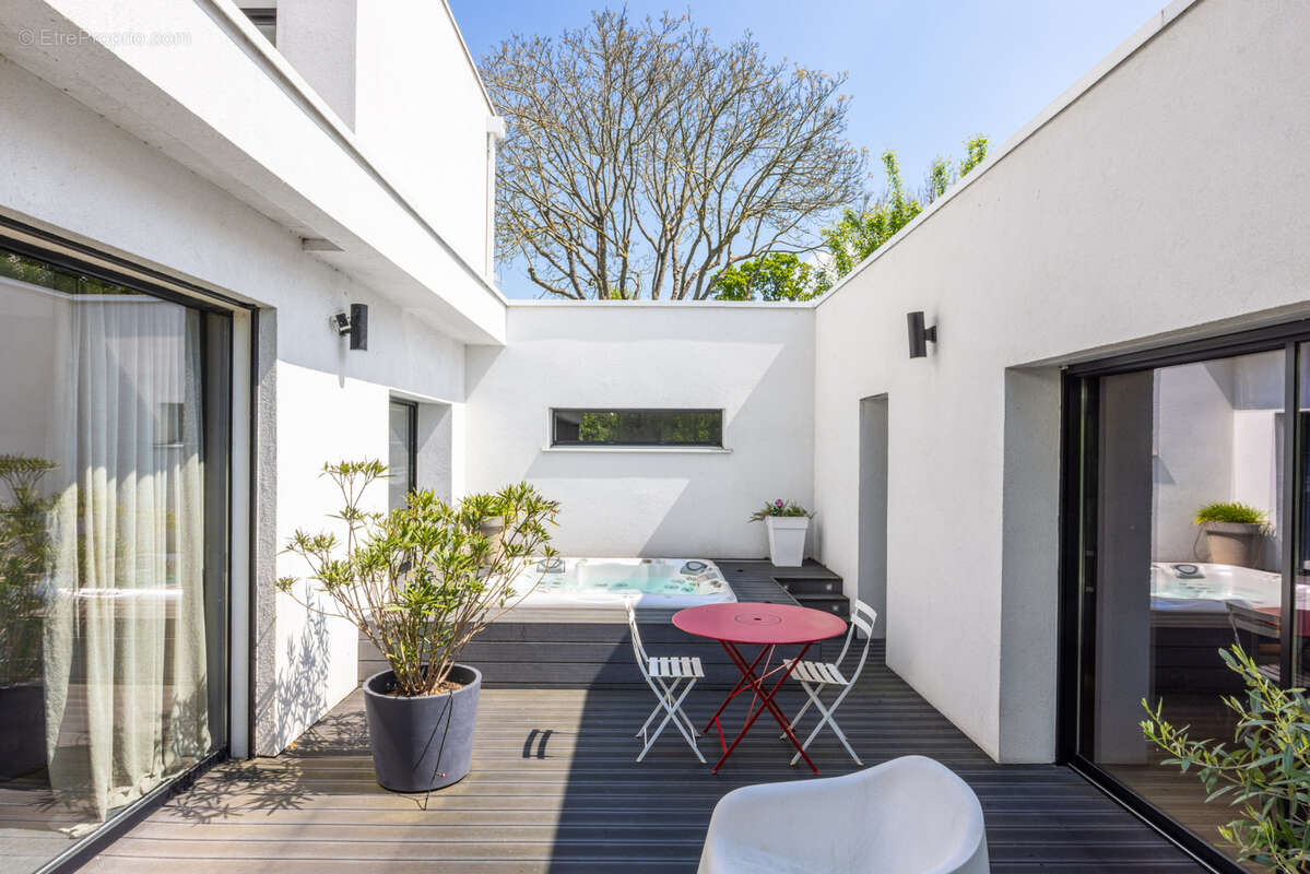 Magnifique Maison contemporaine à PACE, située dans le secteur résidentiel très prisé de Beausoleil - photo 2