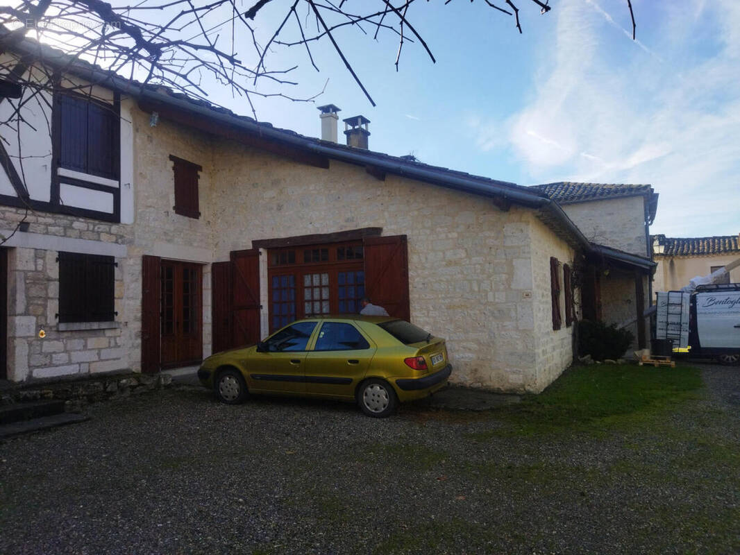 facade cote place  - Maison à ARCAMBAL