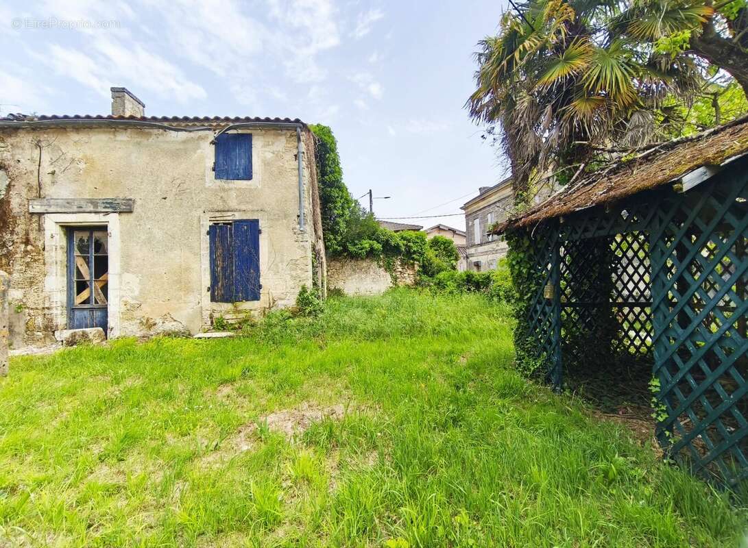 Maison à SAINT-CHRISTOLY-DE-BLAYE